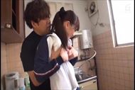 ＜乱交動画＞体操服の美少女を多人数の男子...