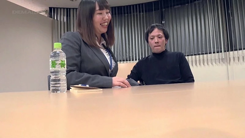 ＜フェラ動画＞AVメーカーで働く赤い眼鏡...