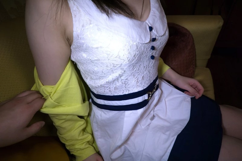 ナンパされた素人母娘たちが男優と3Pでじ...