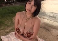 ムッチリで爆乳な桐山瑠衣が過激なビキニを...