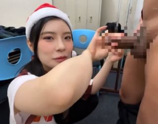 クリスマスのコンビニで巨乳美少女（神木麗...