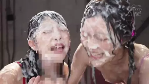 2人の美人お姉さんが覆面をした