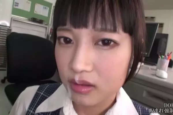 嫌悪感を露わにする美少女達が睨