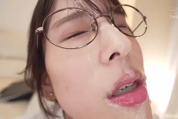 気品溢れる眼鏡のスレンダーお姉